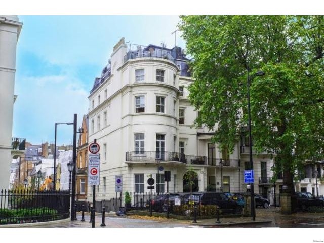 3 bed flat to rent in Park Lane..