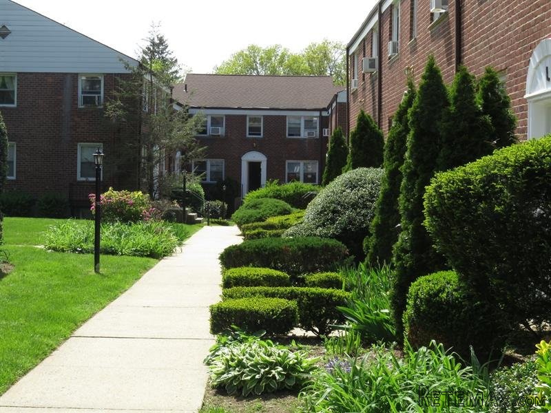 1 bedroom House For Sale: 79 N Broadway.. - 2