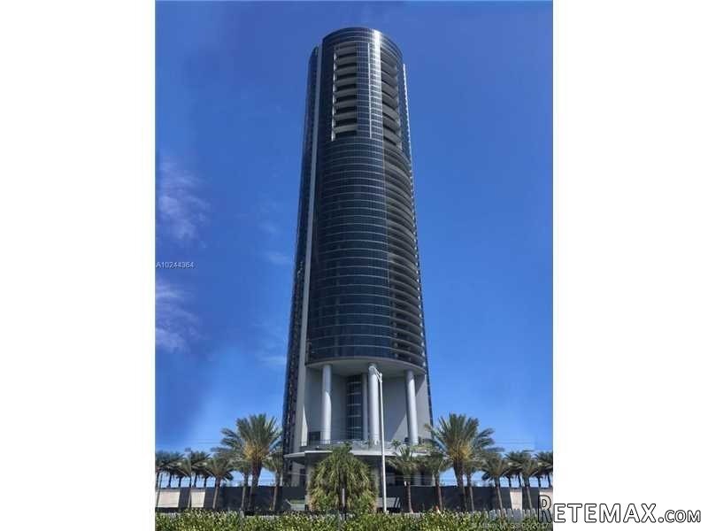 3 bedroom Flat For Sale: 18555 collins..