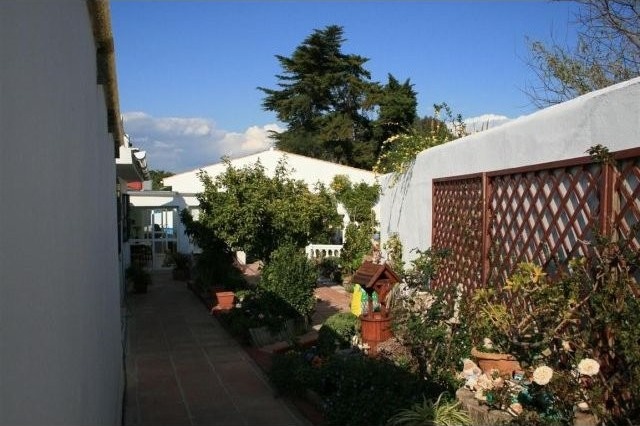 Villa - This detached urban property is.. - 2