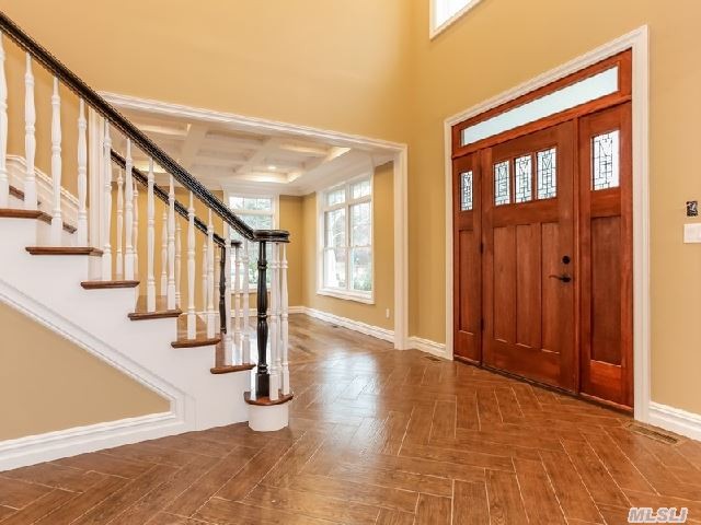 38 Sycamore Dr Roslyn, NY 11576 - 2