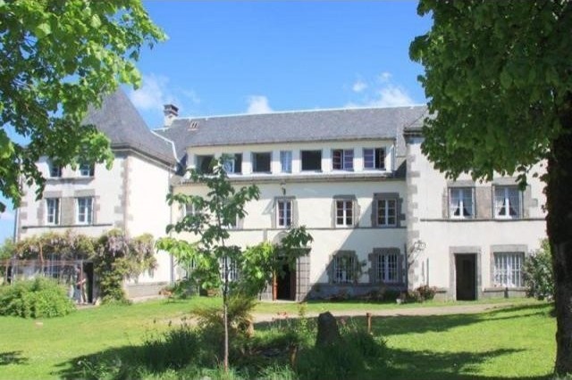 17 bedroom Manor House For Sale: 63240.. - 2