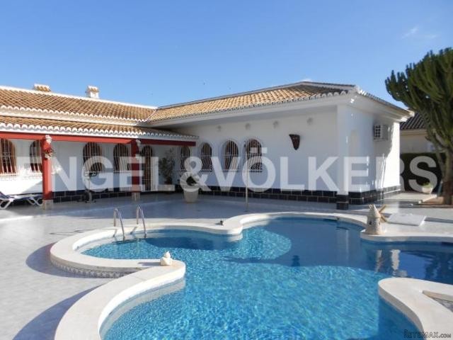 Beautiful villa with large plot in Urb...