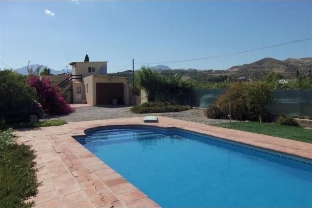 Villa - 5 bedroom, 2 bathroom country..
