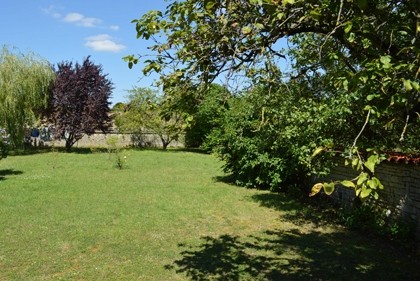 3-bed property with pretty, walled.. - 2