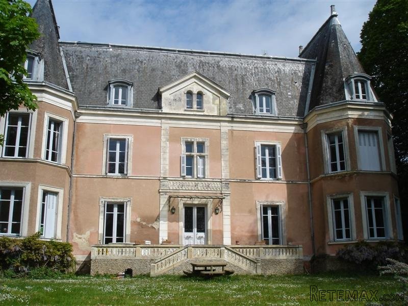 Period Chateau On 4 Hectares Of Land - 2