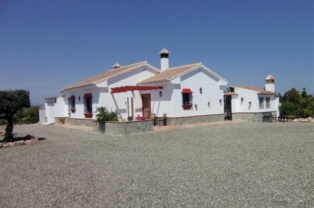 Villa - Immaculately kept property with..