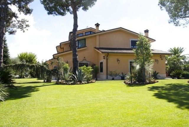 EXCLUSIVE VILLA of 900 M2 SURROUNDED by..