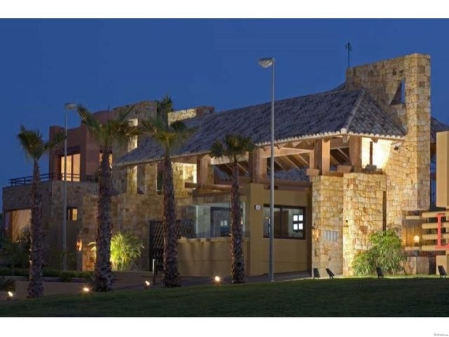 Luxury 3 Bed Apartment walking Distance.. - 2