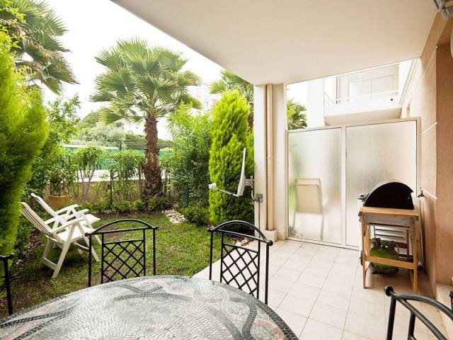2 bedroom flat within walking distance..