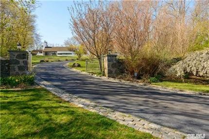 44 Sterling Ln Sands Point, NY 11050