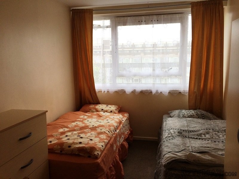 Room share for men, Zone 2, Mile End