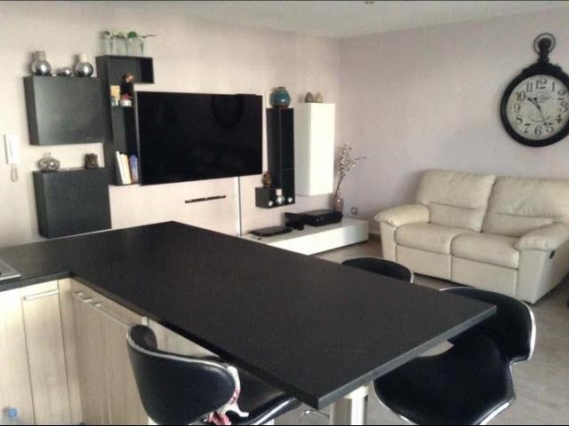 Bright two bedroom in Port