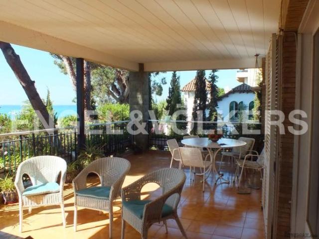 Terrace of 80 m2 over the sea..