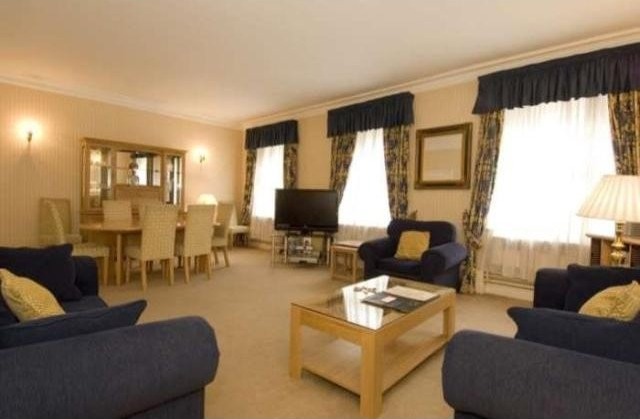 4 bed flat to rent in Chesterfield St.. - 2