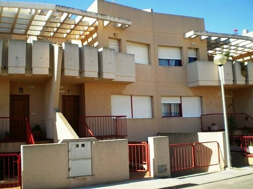 STUNNING 4 BED 2 BATH TOWN HOUSE