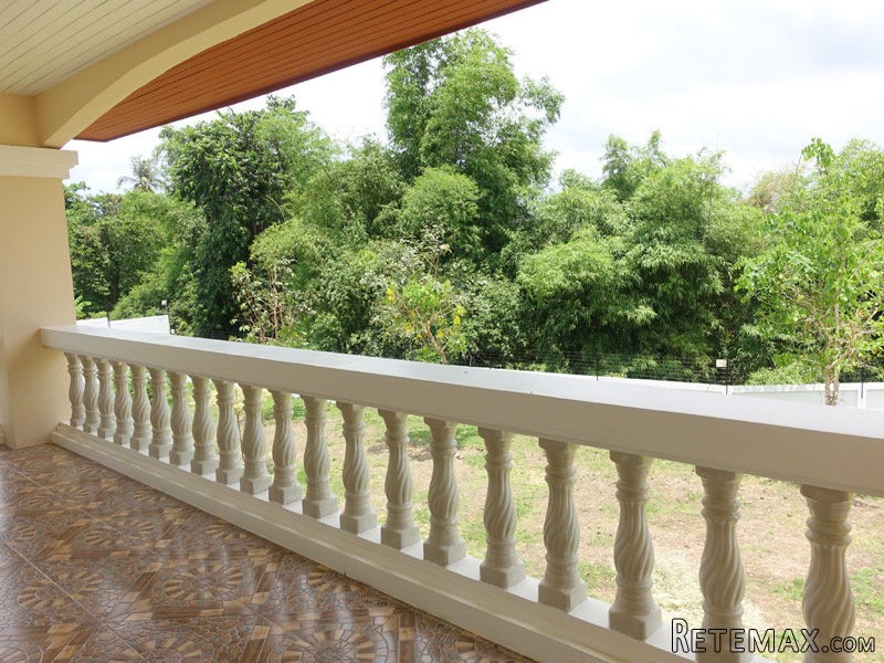Near new, impressive 6 bedroom property..