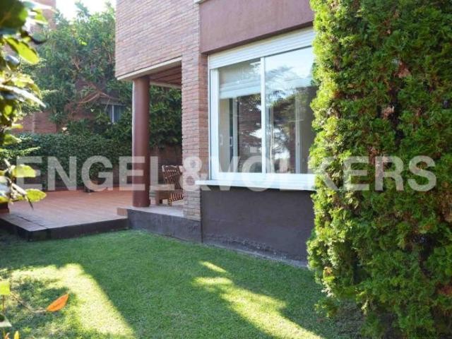 Large spaces in downtown, El Masnou - 2