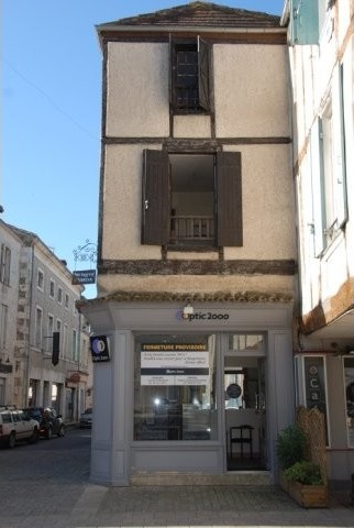 Retail outlet with appartment on the..
