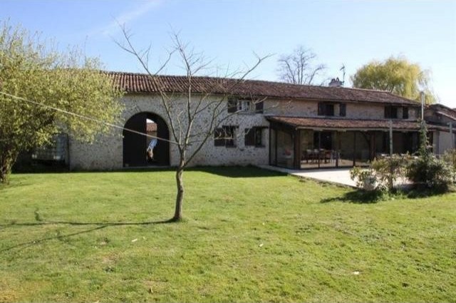 4 bedroom Longere For Sale: 86190 20.. - 2