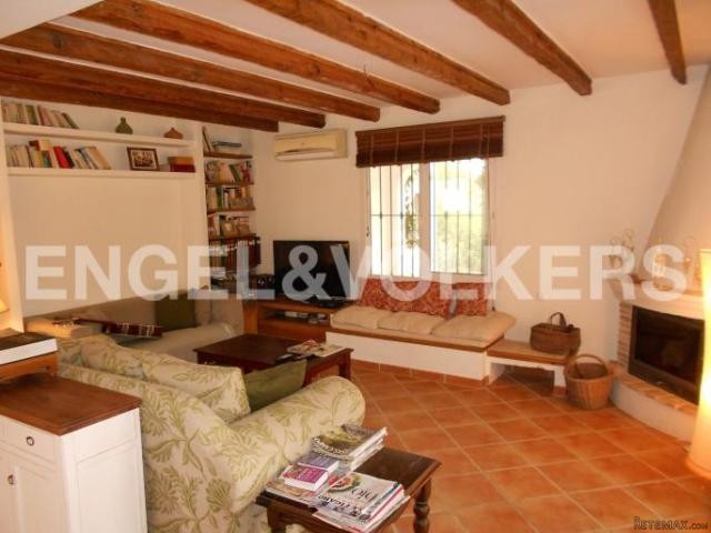 BEAUTIFUL HOUSE WITH PLOT IN LOS..
