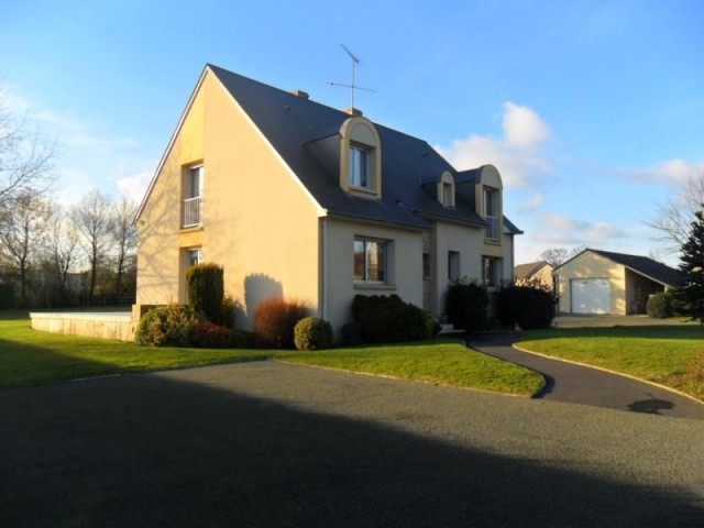 Vente Maison 8 Pieces De 184 M2 53300..
