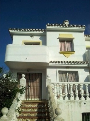 4 Bed Town House for sale in Calahonda