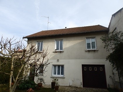 Town house with garden and garages