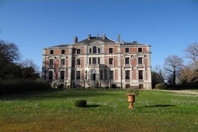 20 bedroom Castle For Sale: 44150..