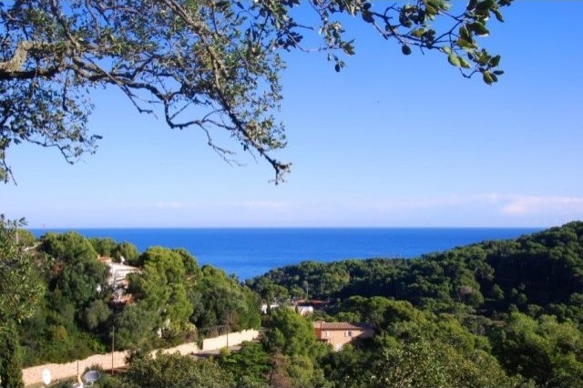 Building plot for sale with sea views..
