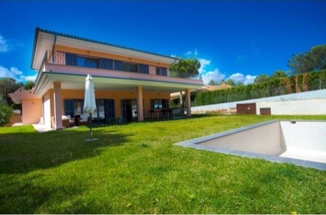 Beautiful Vila With A Large Flat Garden..