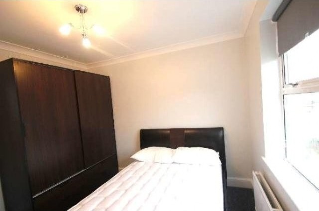 2 Bed Flat/Apartment To Let in London - 2