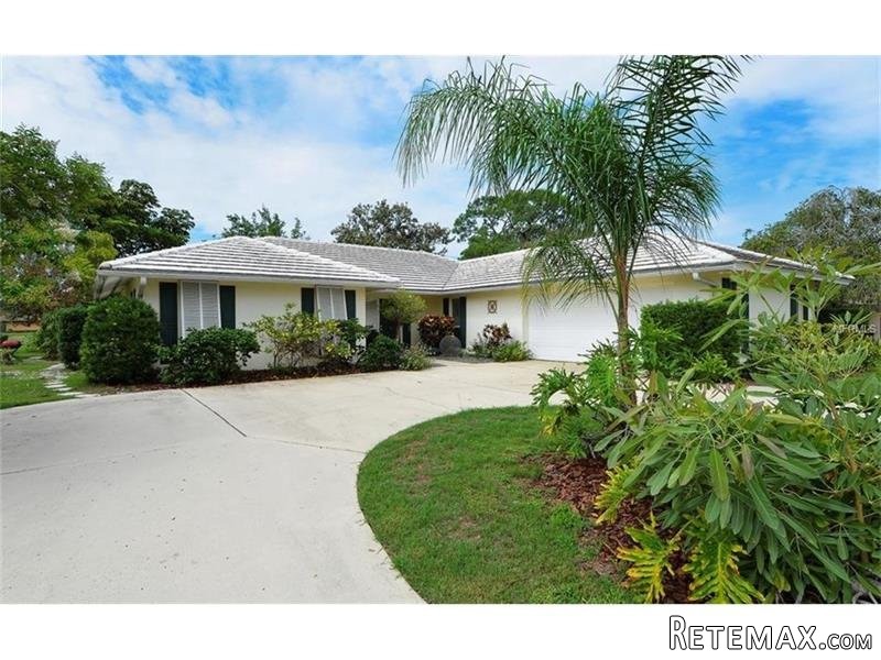 3 bedroom House For Sale: 3412 Sea View..