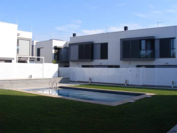 4 Bedrooms - House - Girona - For Sale