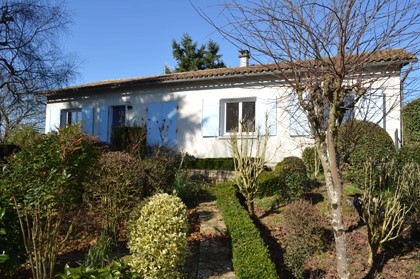 Pretty modern property with large garden