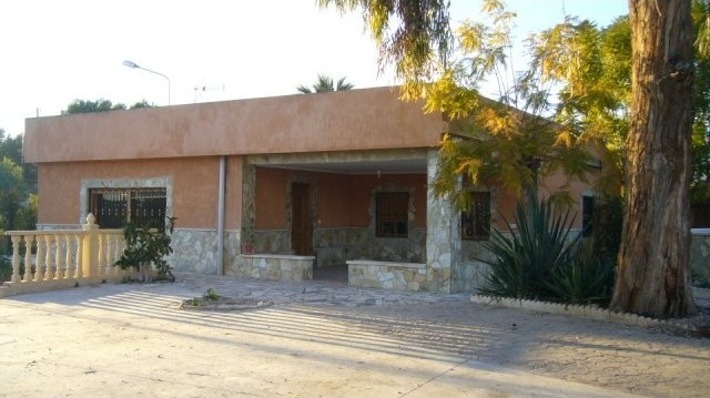 3 BEDROOM HOUSE ON A 2,000M2 PLOT IN..