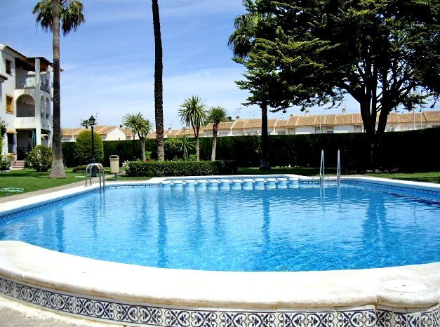 2 Bed Apartment with Communal Pool