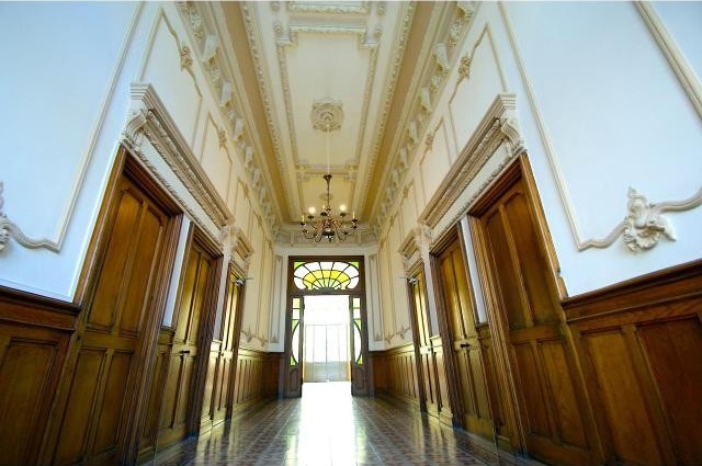 Grandiose three bed in Carre d'Or