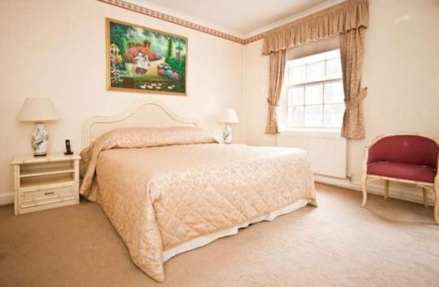 4 bed flat to rent in Chesterfield St..