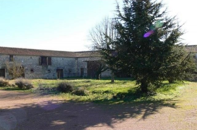4 bedroom House For Sale: 86140 ENTRE.. - 2