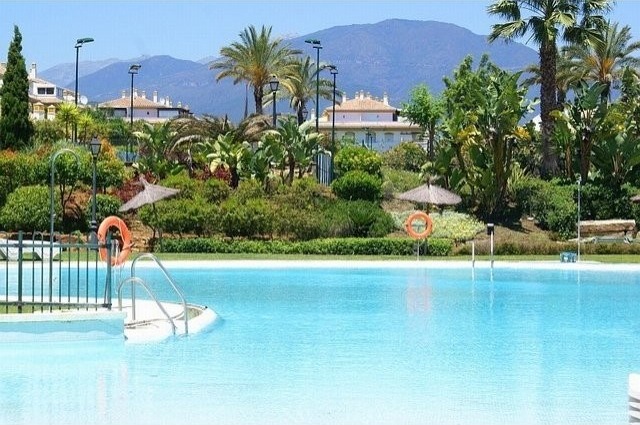 Apartment - Large 3 bedroom furnished..
