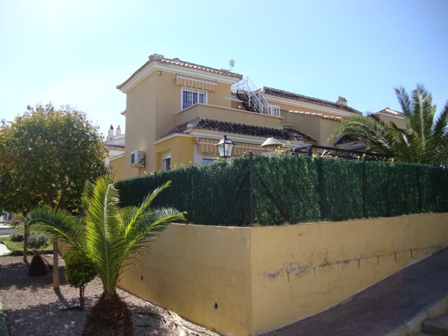 3 Bed End Terrace House with Garden - 2
