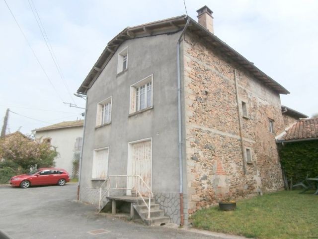 EC0262me Large village House to Renovate