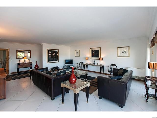 Modern and spacious apartment with a..