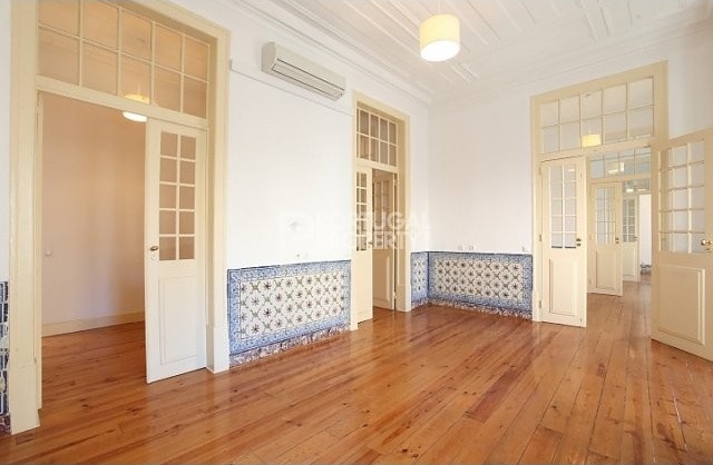 Superb Historical Apartment in Chiado