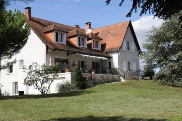6 bedroom Villa For Sale: 86270 LA.. - 2