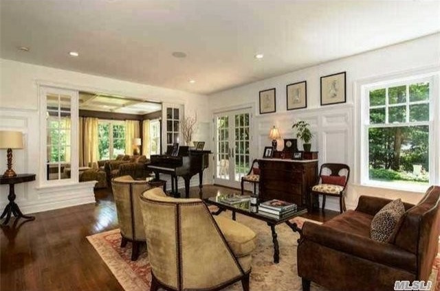 15 Beech Hill Rd Lloyd Harbor, NY 11743 - 2