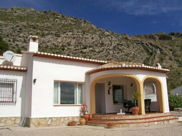 2 Bedrooms - Villa - Alicante - For Sale