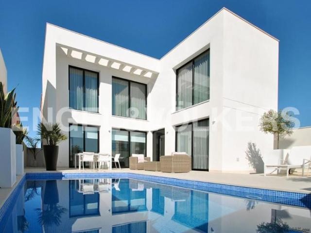 IMPRESSIVE MODERN VILLA IN CUIDAD..