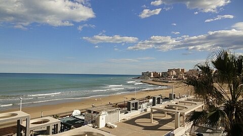 * STUNNING FRONT LINE BEACH APARTMENT